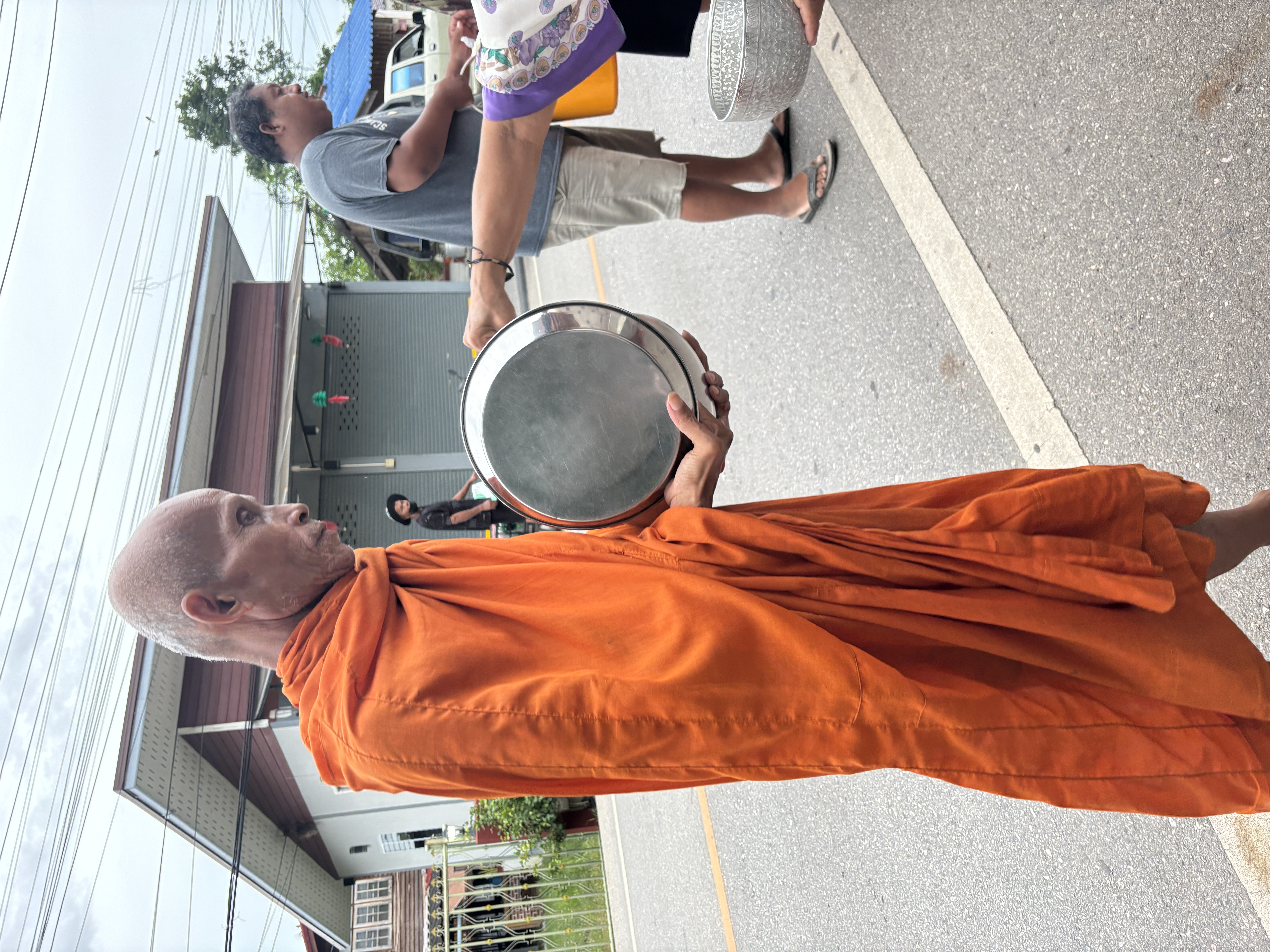 ใส่บาตร