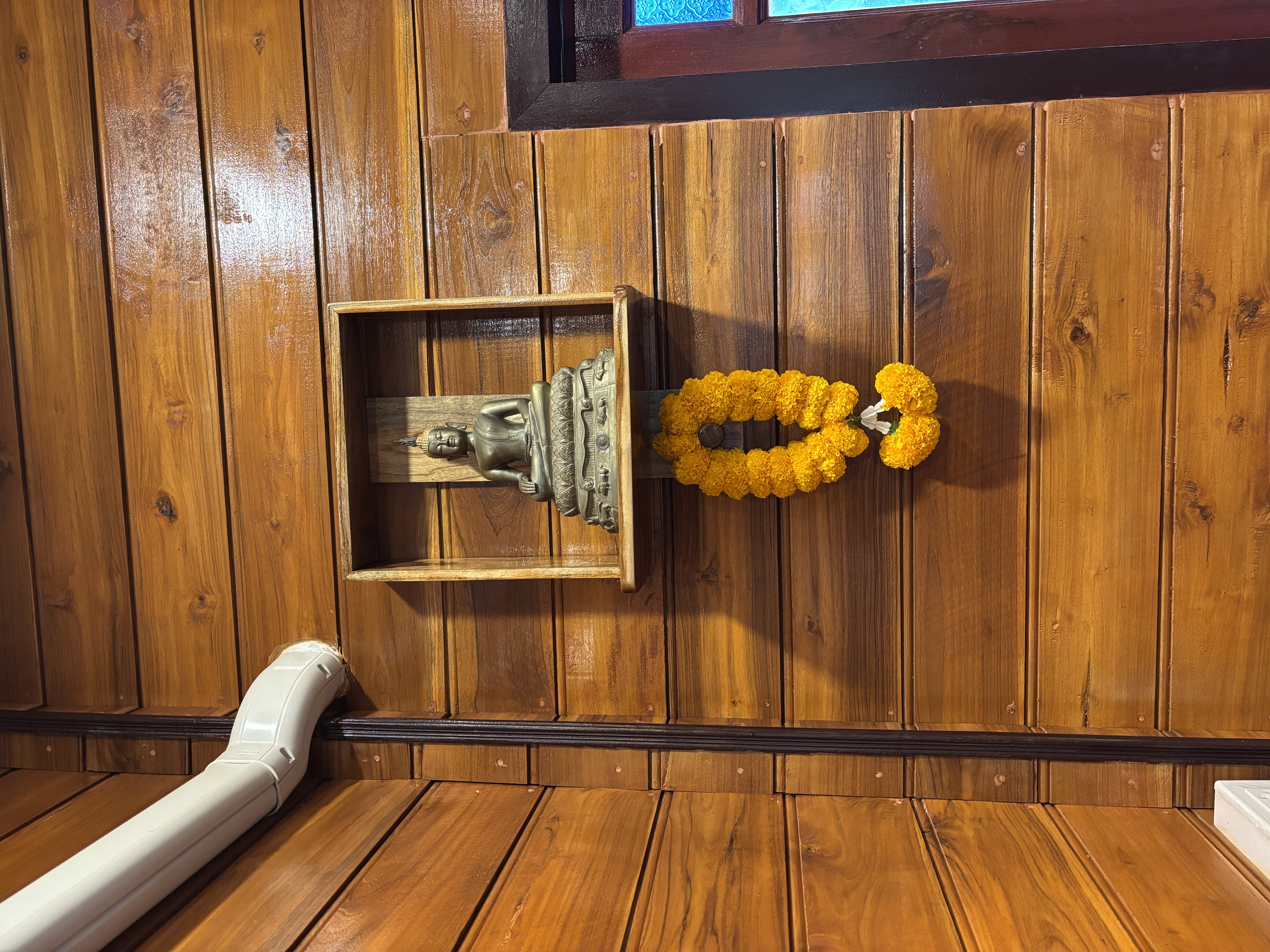 ถวายพวงมาลัย