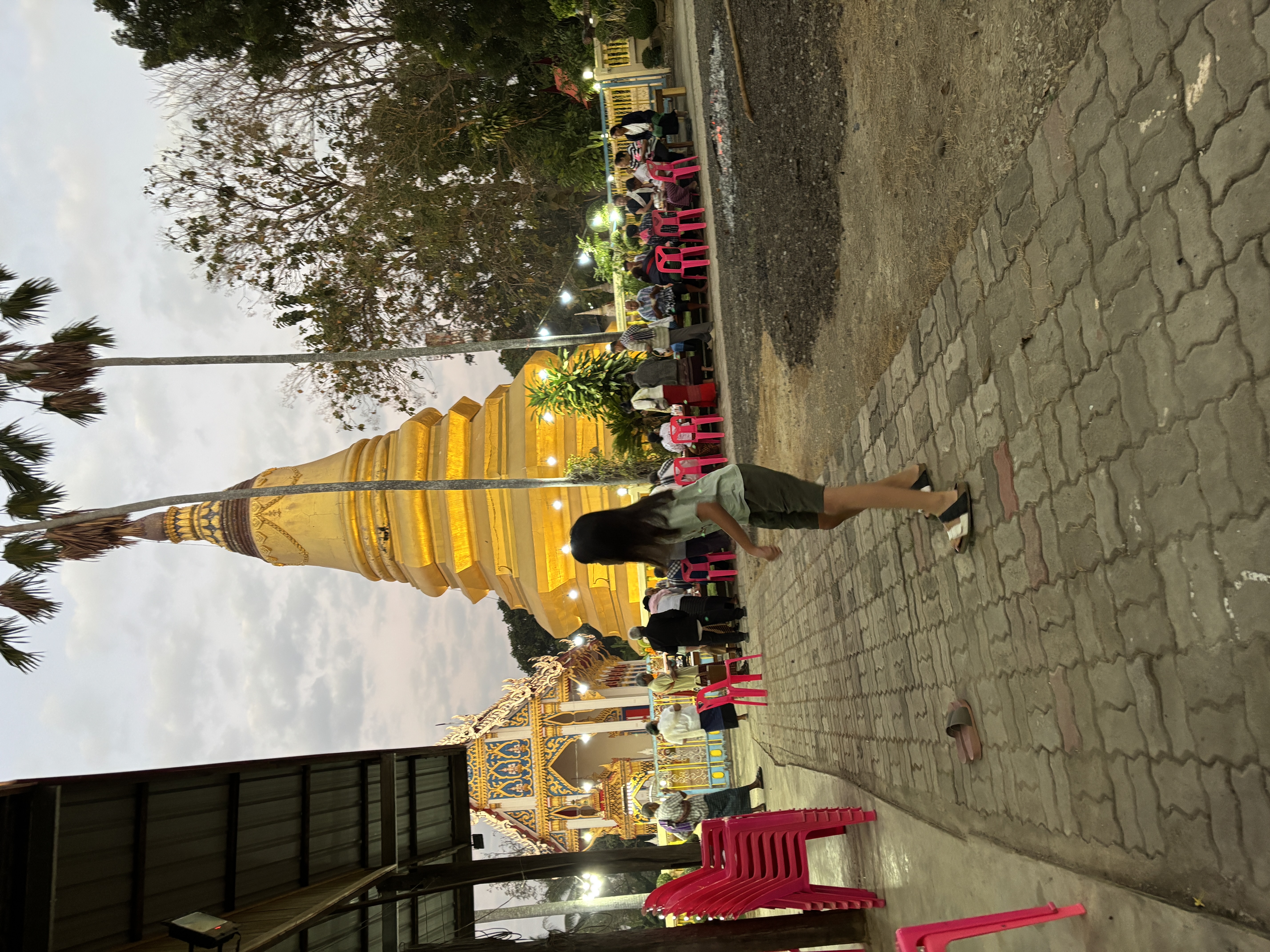 ทำบุญเช้ามืดวันพระ