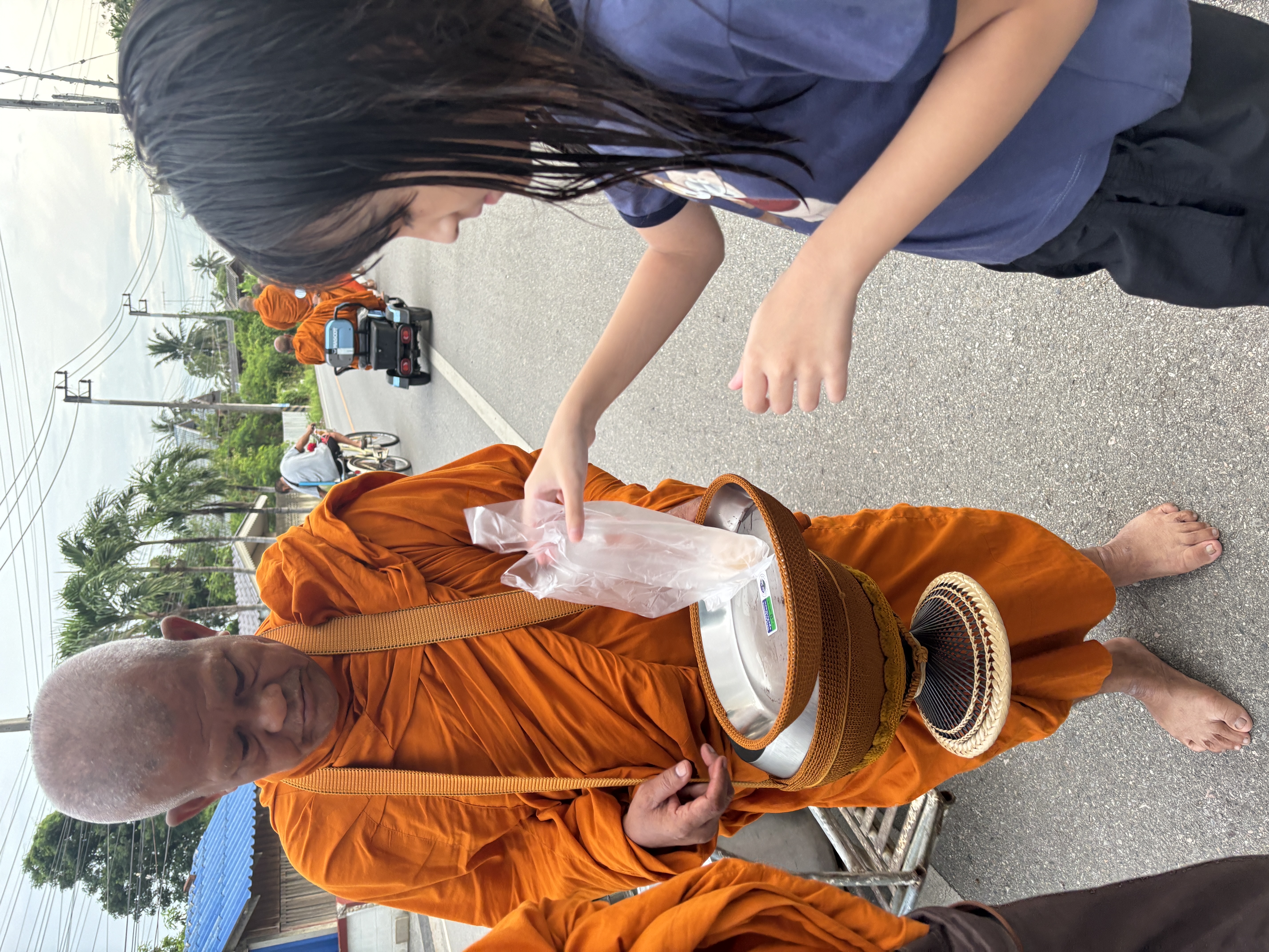 ใส่บาตรและสำรวจบ้านไม้