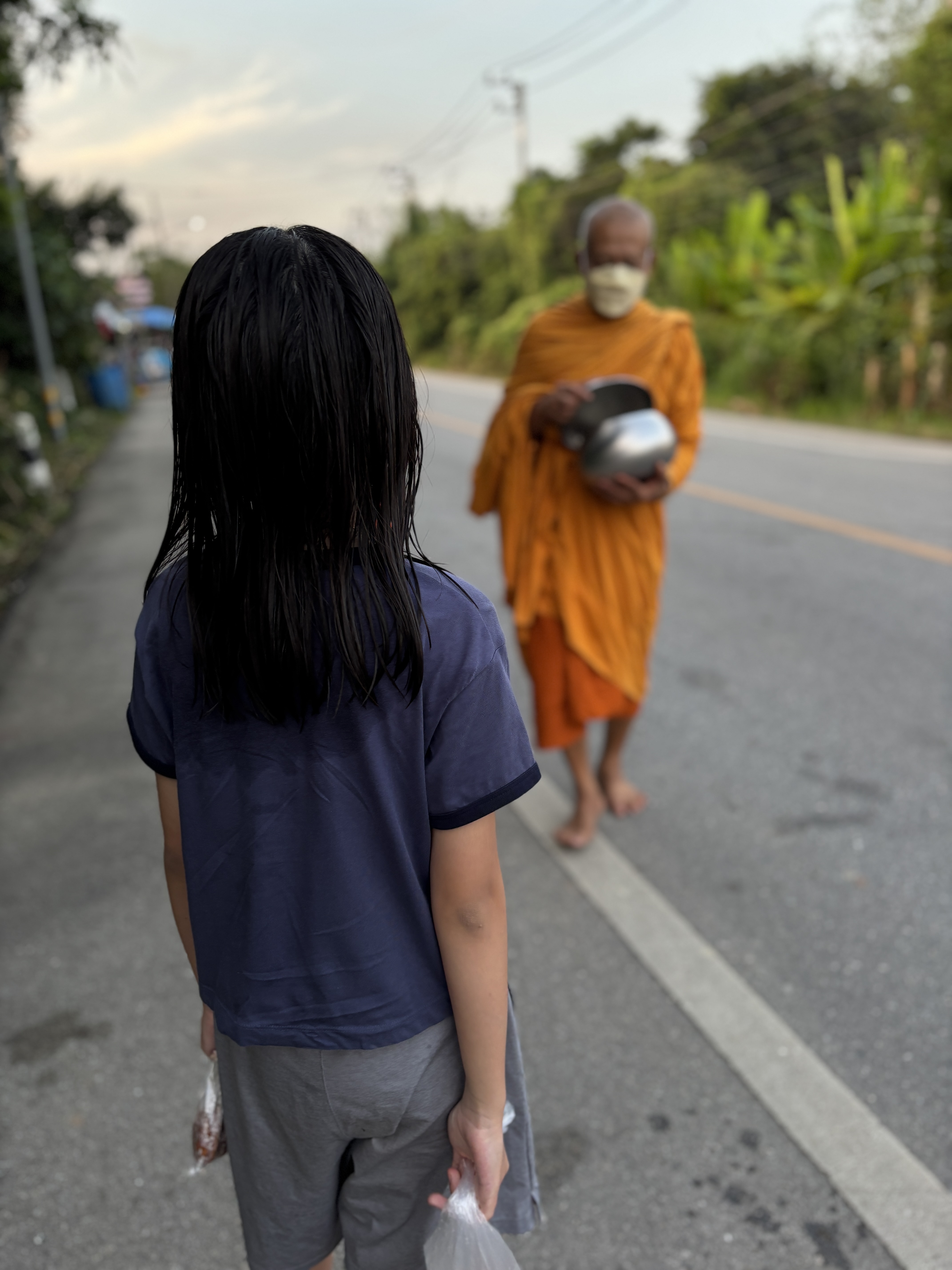 ใส่บาตร