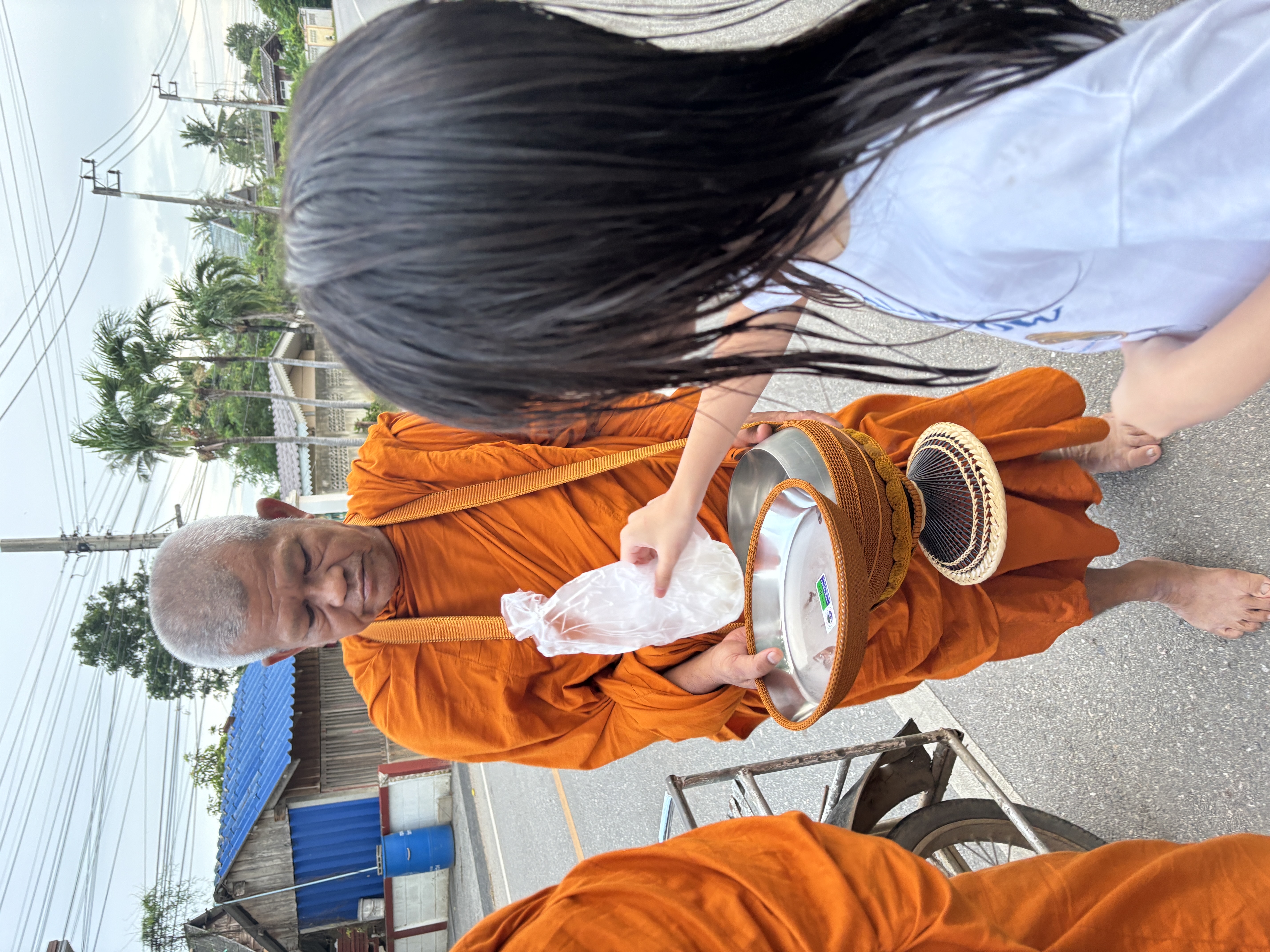 ใส่บาตร