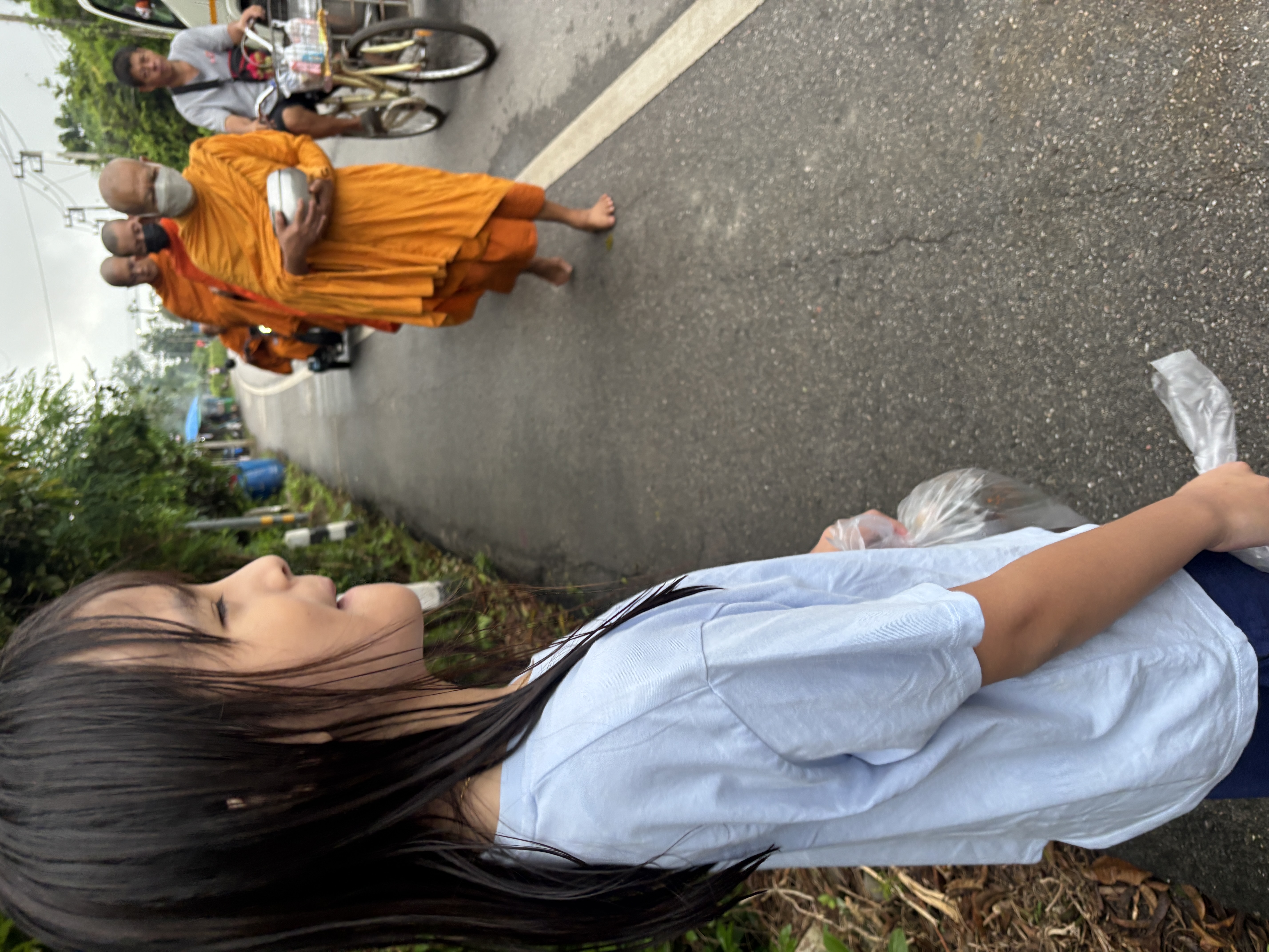 ใส่บาตร