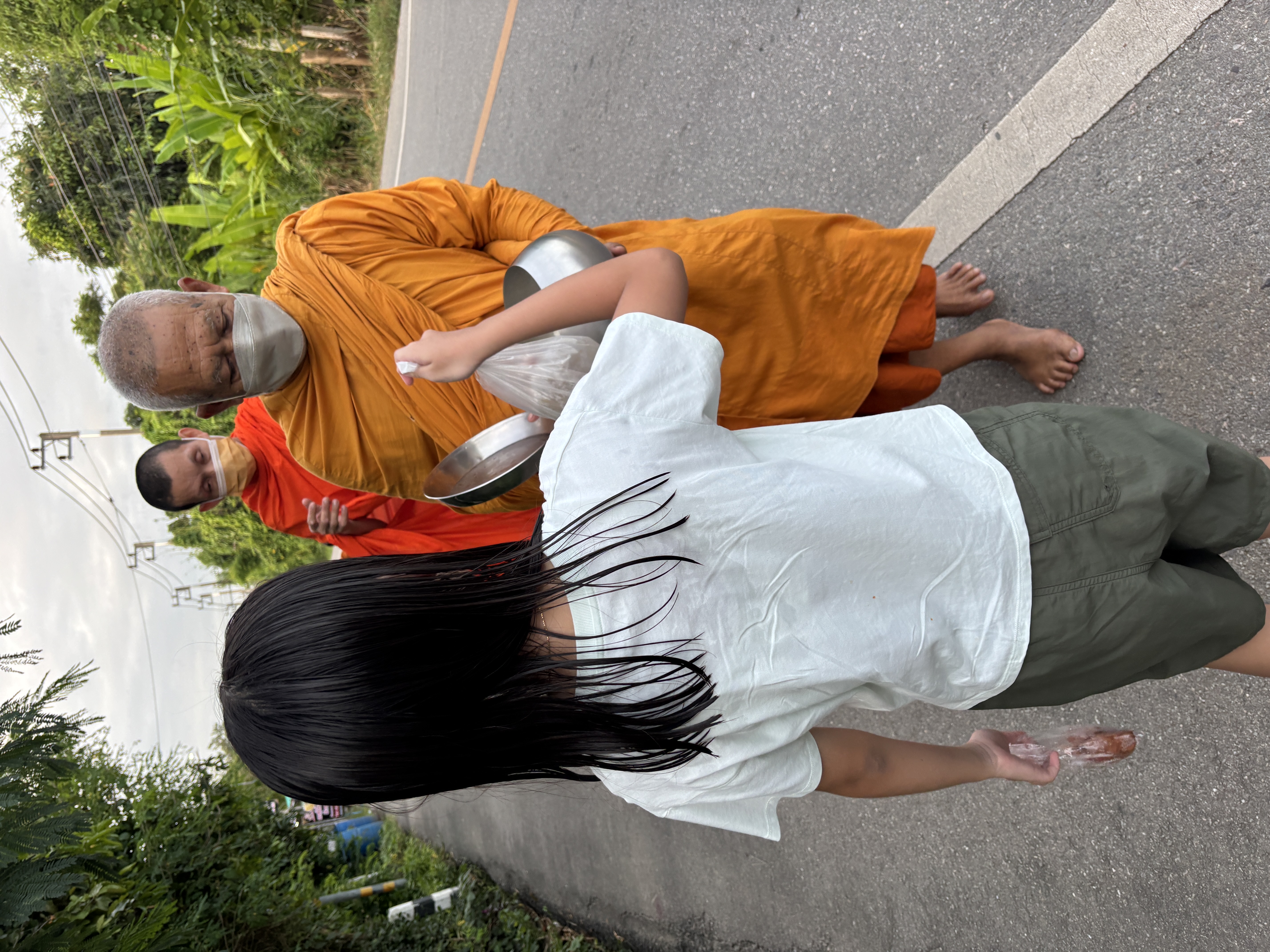 ใส่บาตร