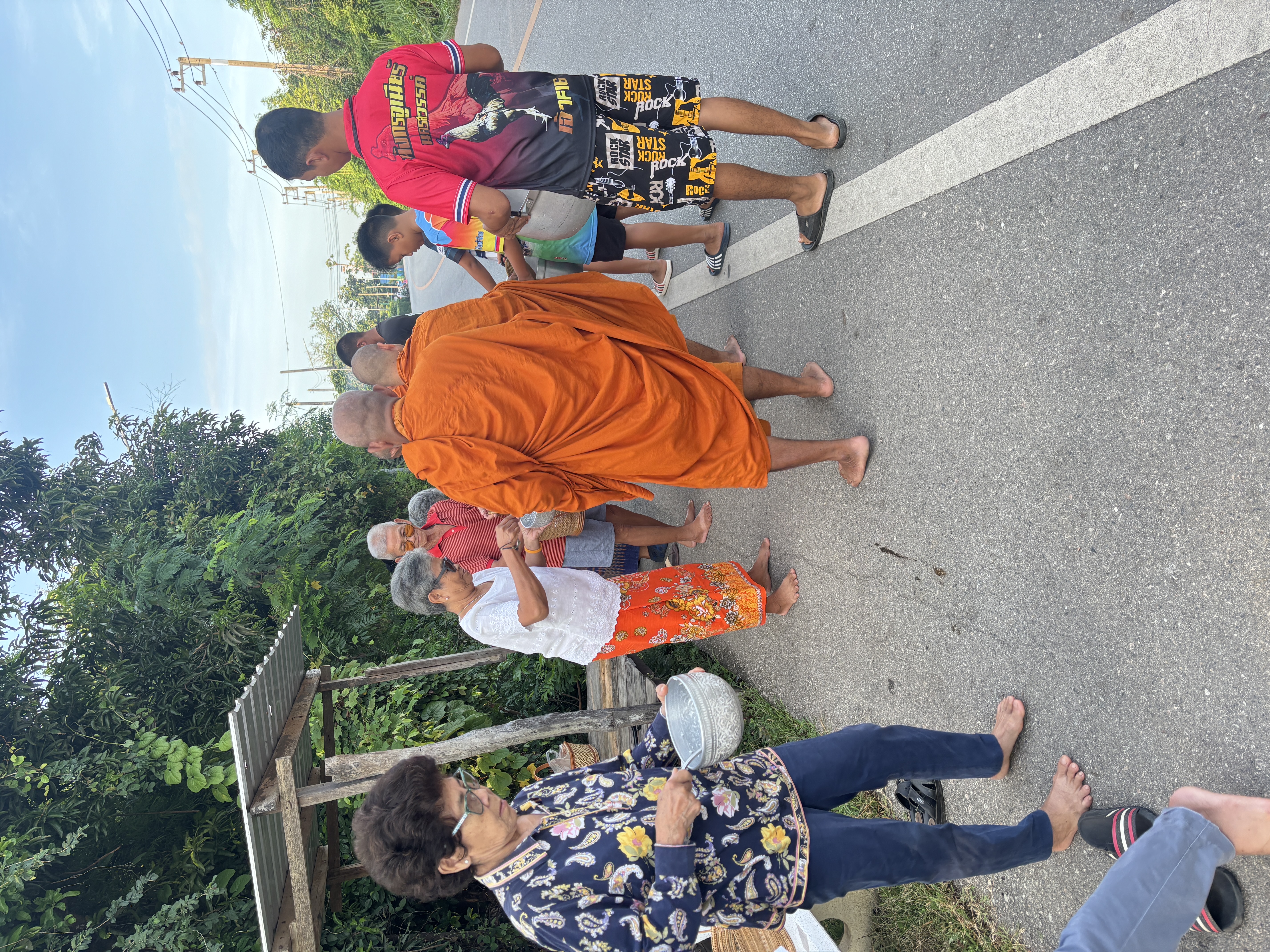 ใส่บาตร