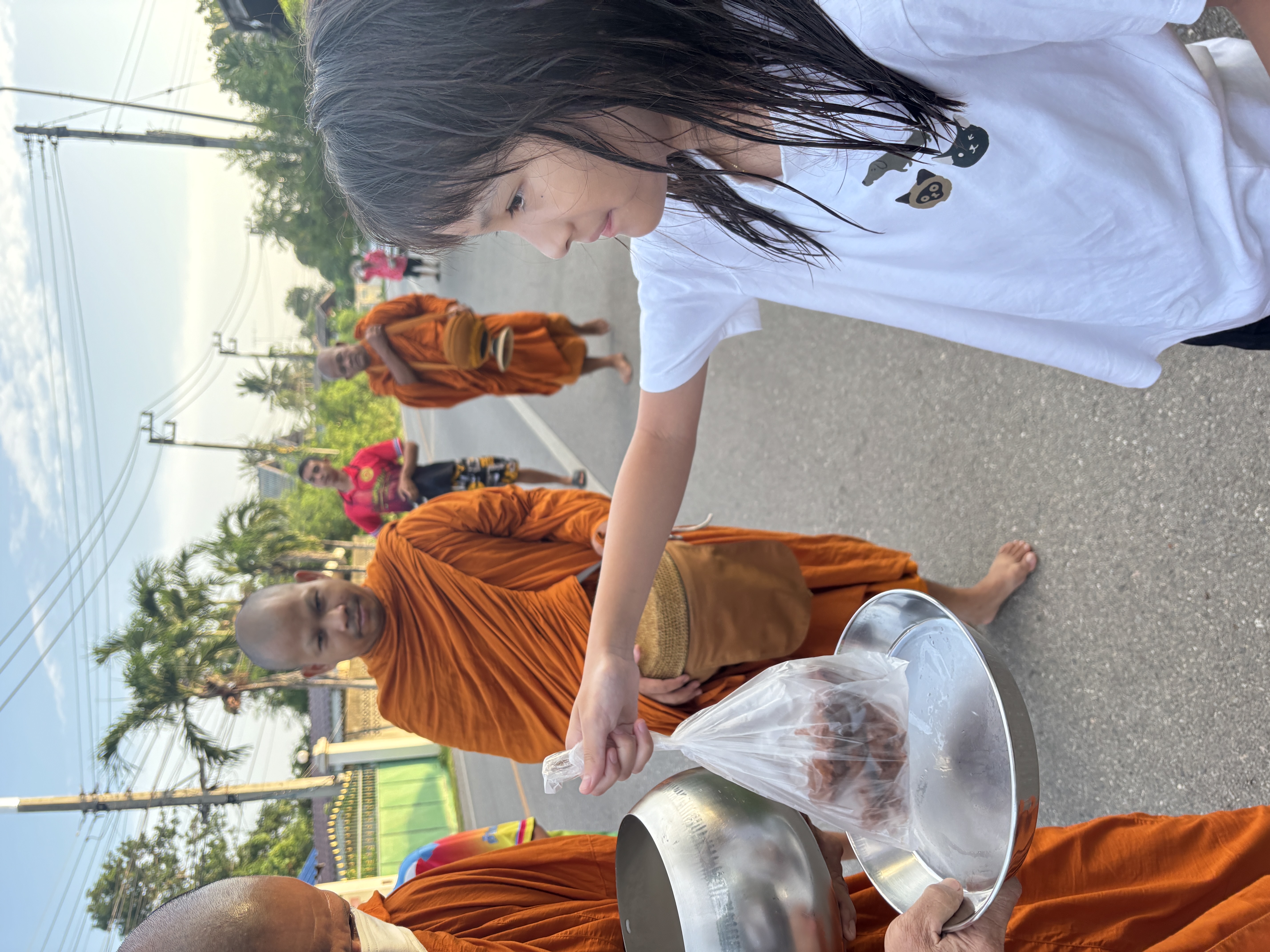 ใส่บาตร