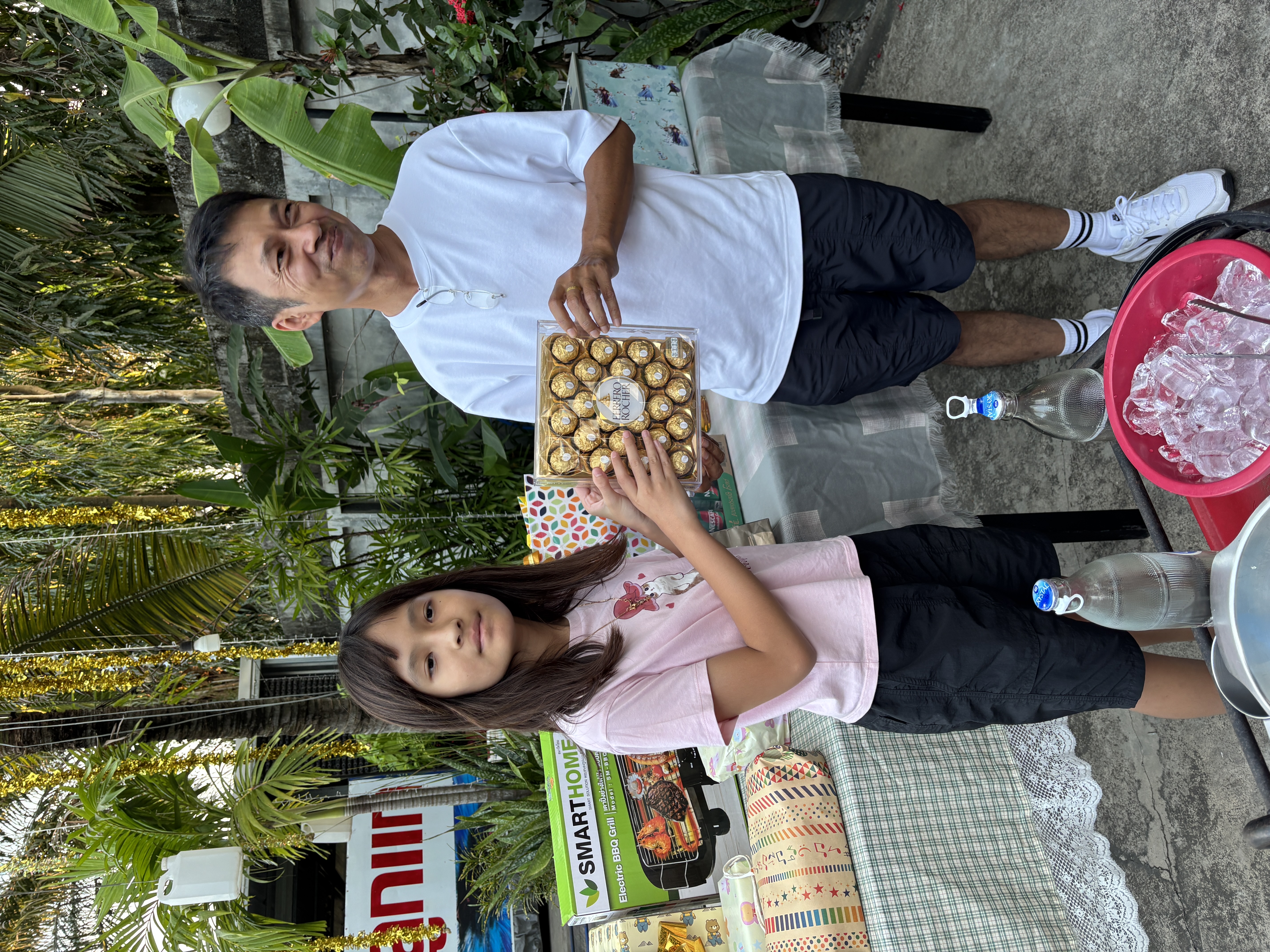 กินเลี้ยงปีใหม่และกิจกรรมจับฉลาก