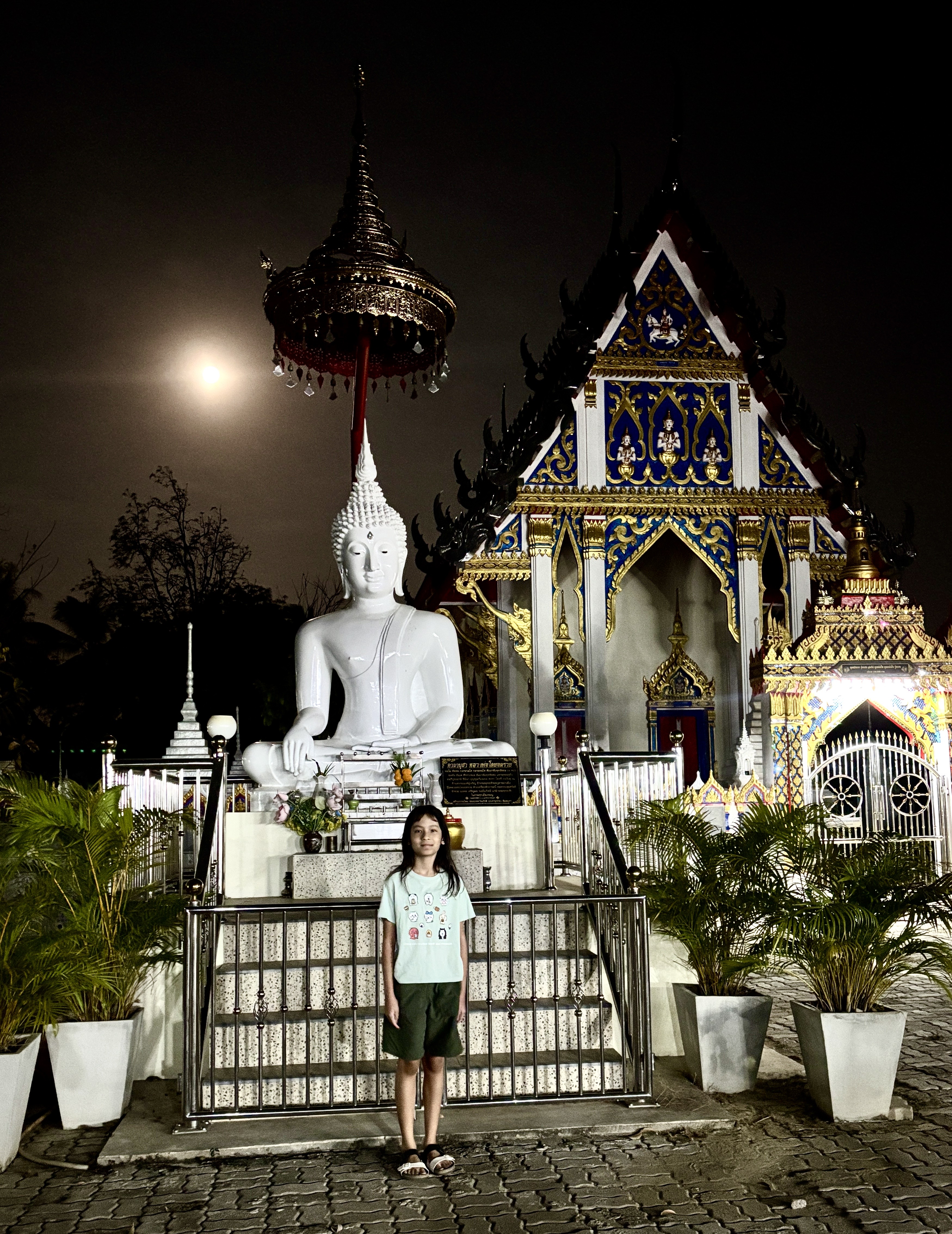 ทำบุญเช้ามืดวันพระ