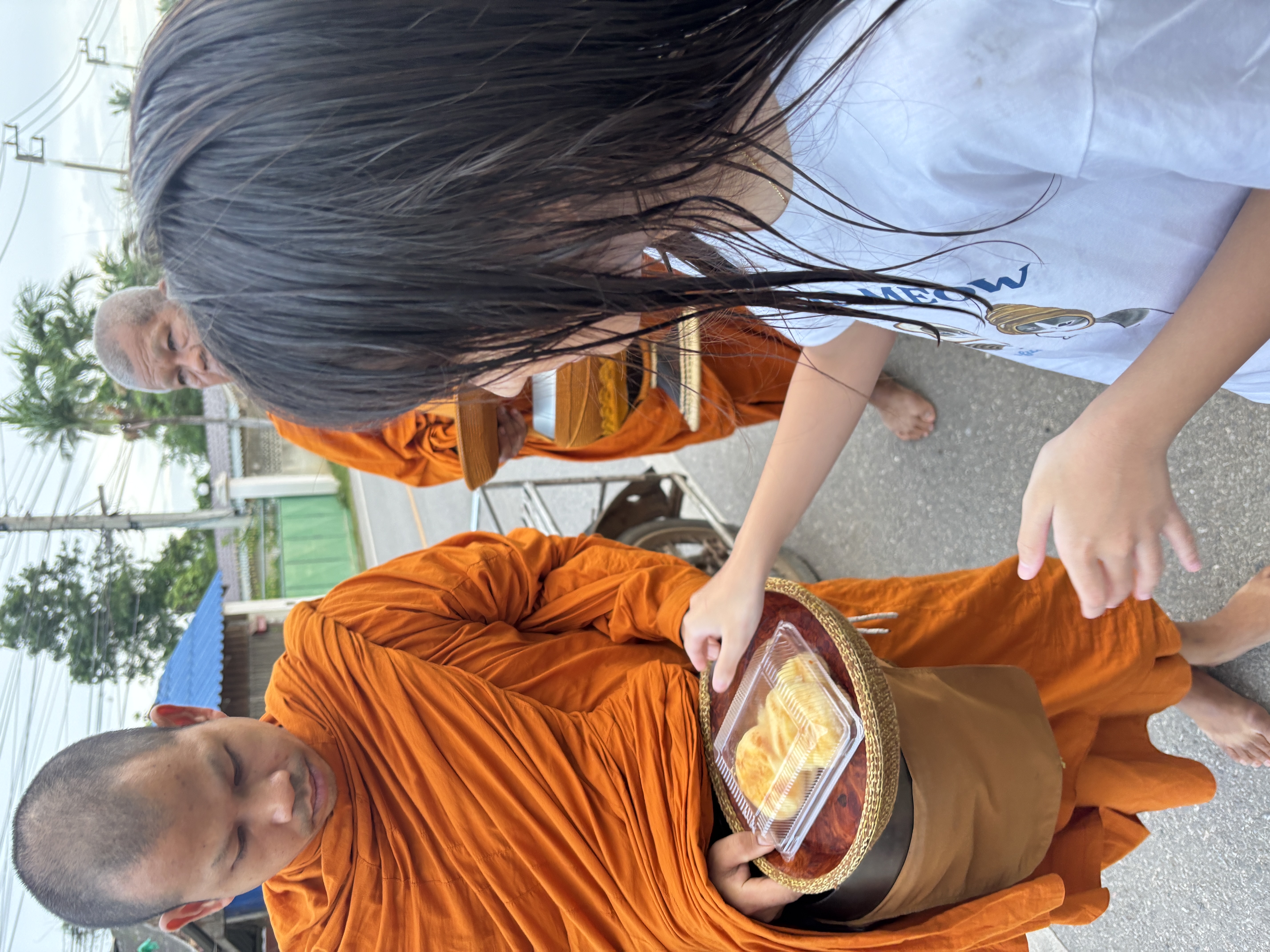 ใส่บาตร