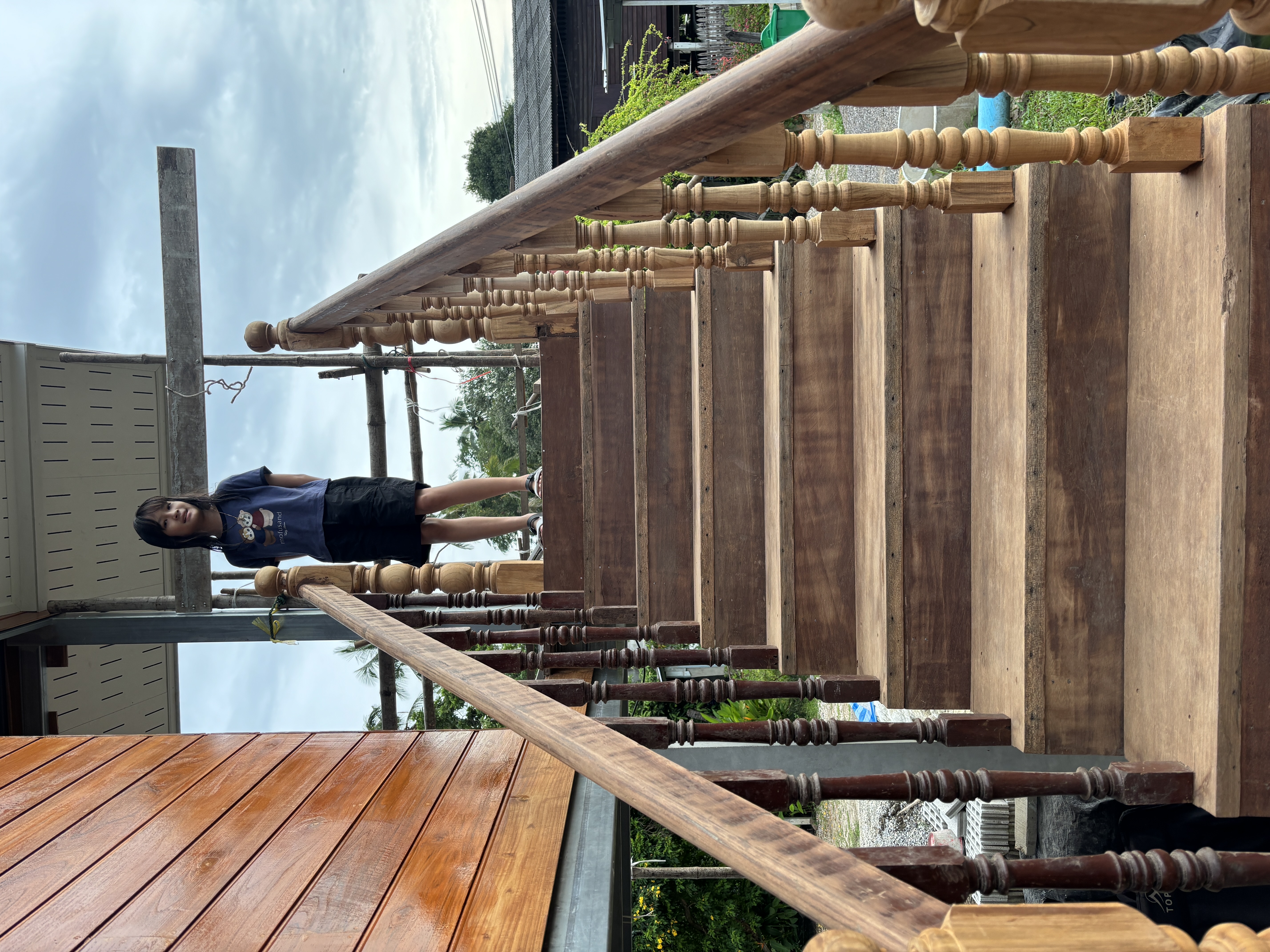 ใส่บาตรและสำรวจบ้านไม้