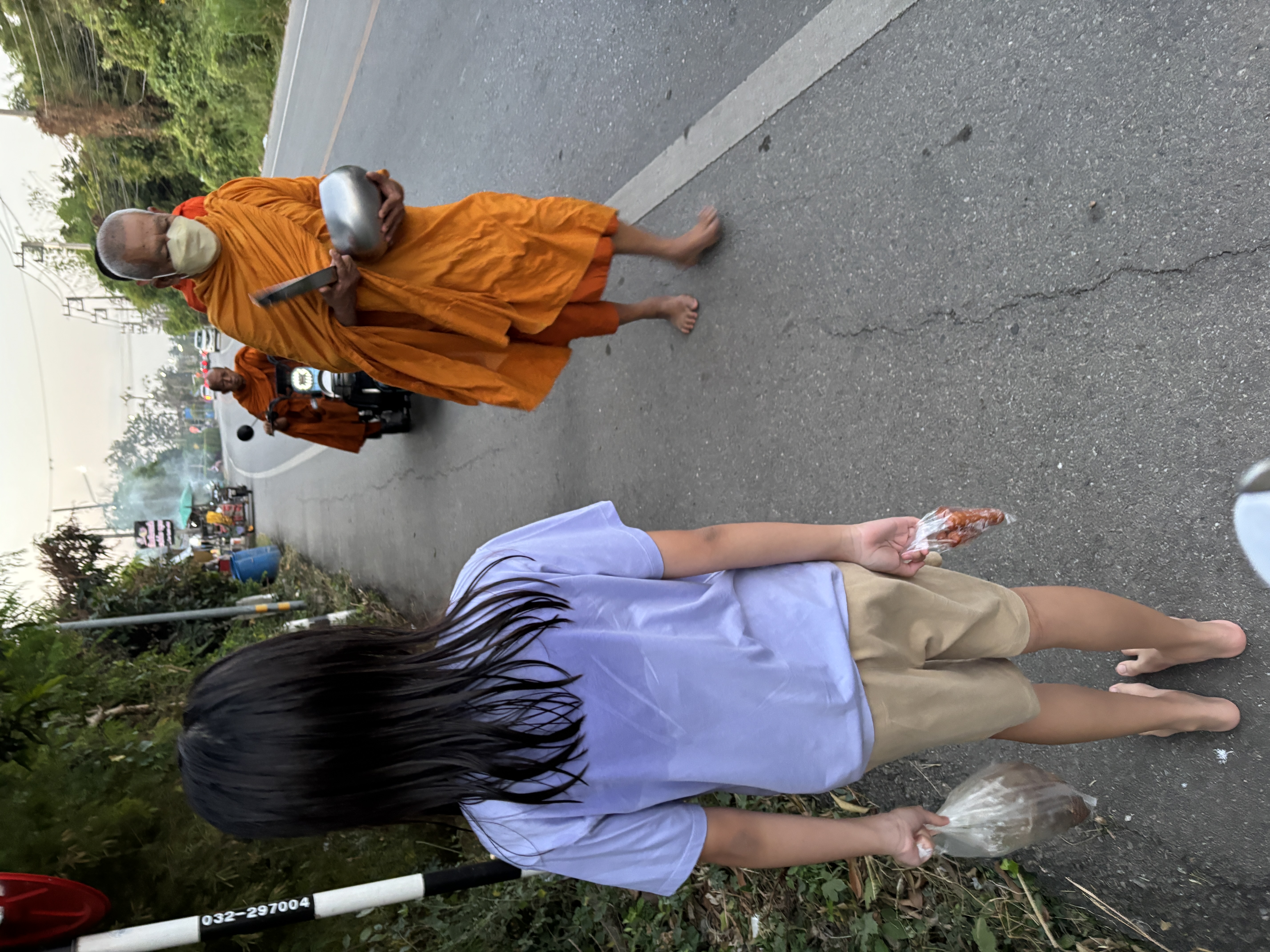 ใส่บาตร