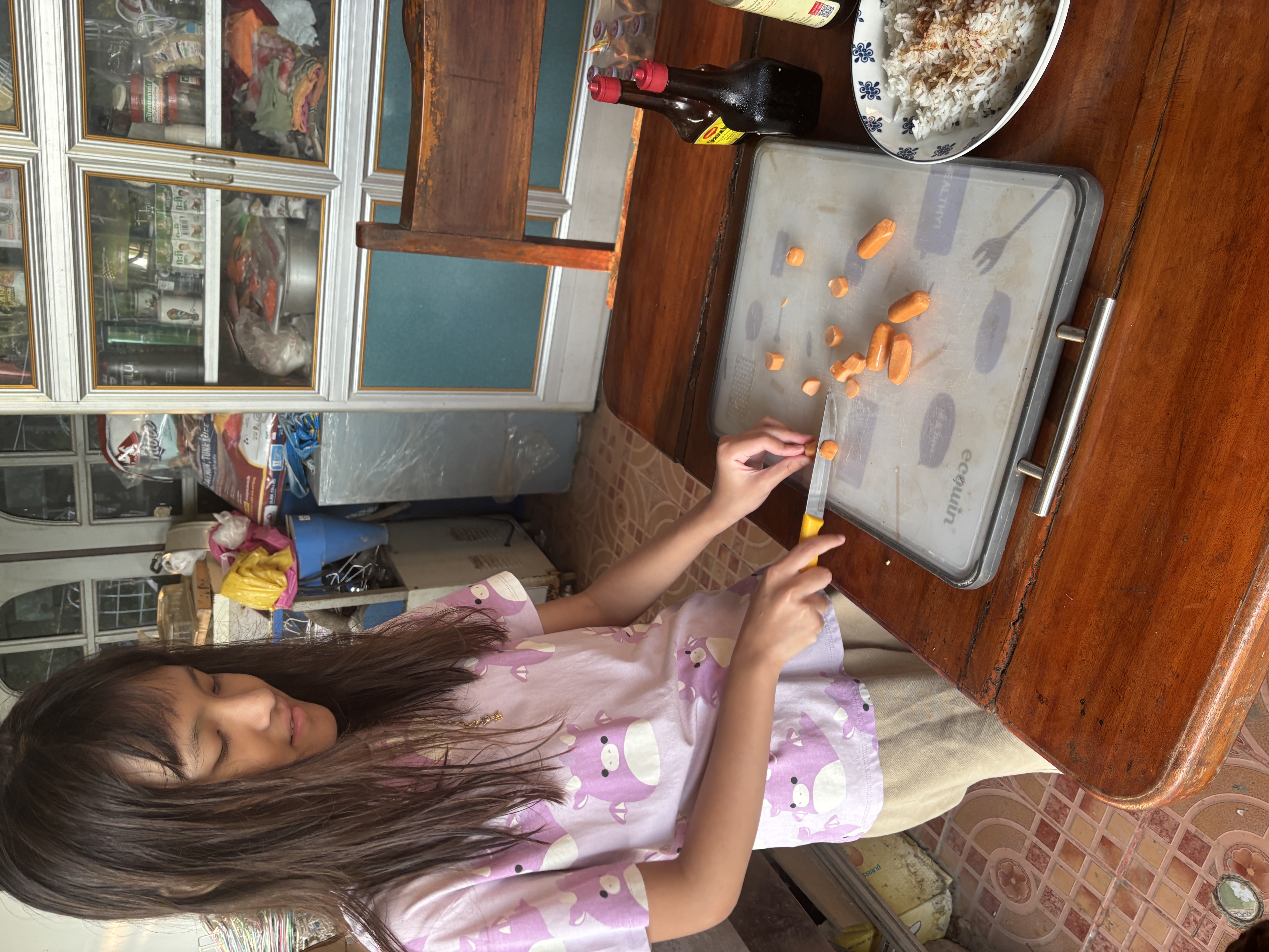 ทำอาหารมื้อเช้า ข้าวผัดไส้กรอก