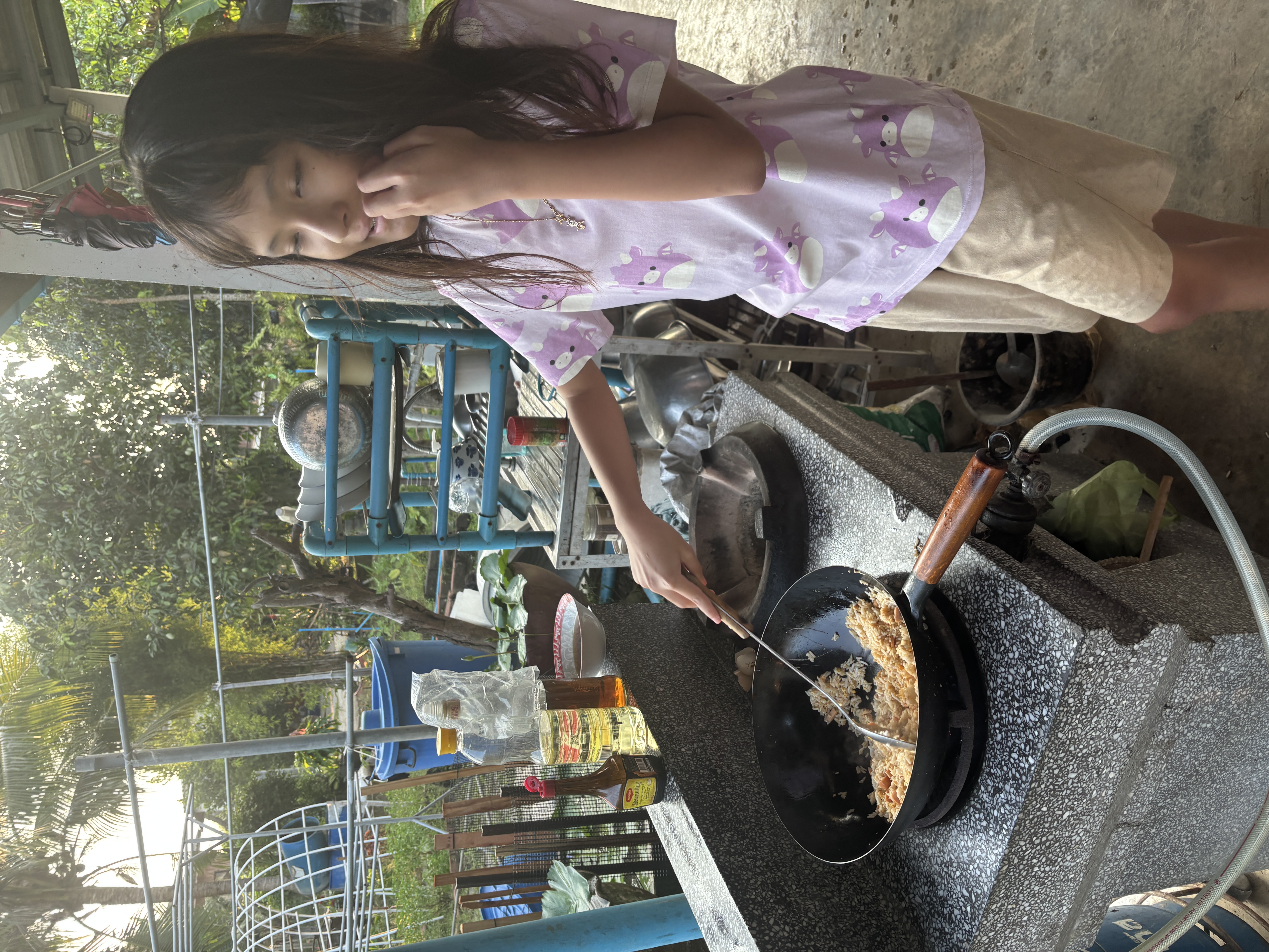 ทำอาหารมื้อเช้า ข้าวผัดไส้กรอก